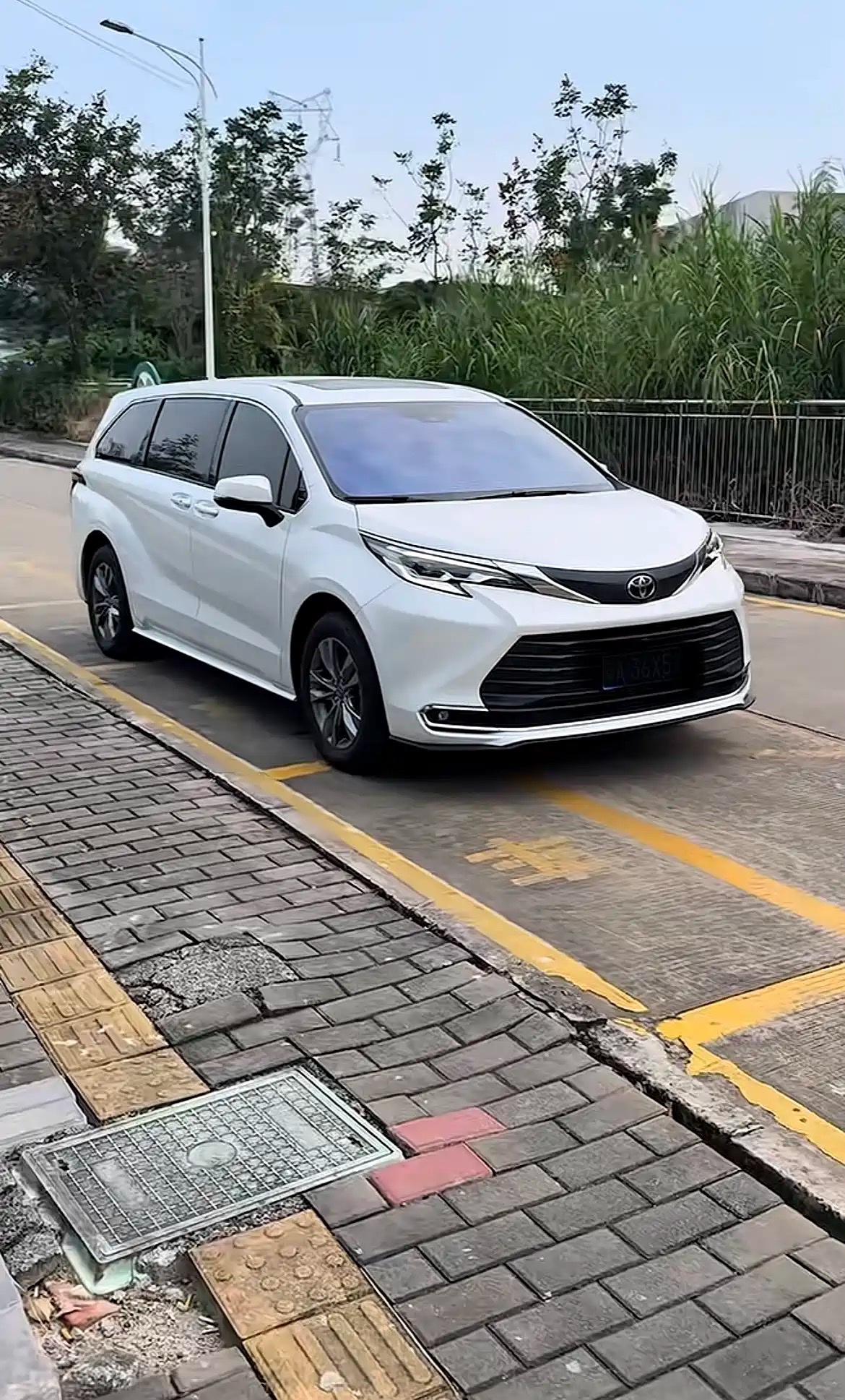 正文：买车开过才懂，家用车不需要花里胡哨，稳定、省油、不坏、保值才是王道。
广汽丰田全系TNGA架构，底盘稳、车身刚性高，日常通勤、接送孩子、长途自驾都很从容。双擎混动技术成熟，市区堵车油耗极低，而且只加92号粗粮油，养车成
