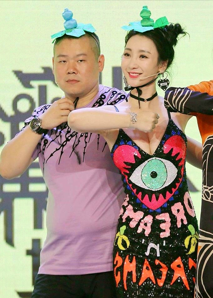 柳岩被岳云鹏紧紧搂在怀里那张照片，差点毁了两个人好不容易攒下的路人缘。

那是电影发布会现场。镜头一抬，快门一按，一张贴脸拥抱的图瞬间传遍全网。底下骂声一片，说男的咸猪手，说女的又在博眼球。

可剥开这张图看底色，两人不过是按台本完成宣发任务。从端盘子走到台前的岳云鹏，和拼了命想撕掉身材标签的柳岩，
