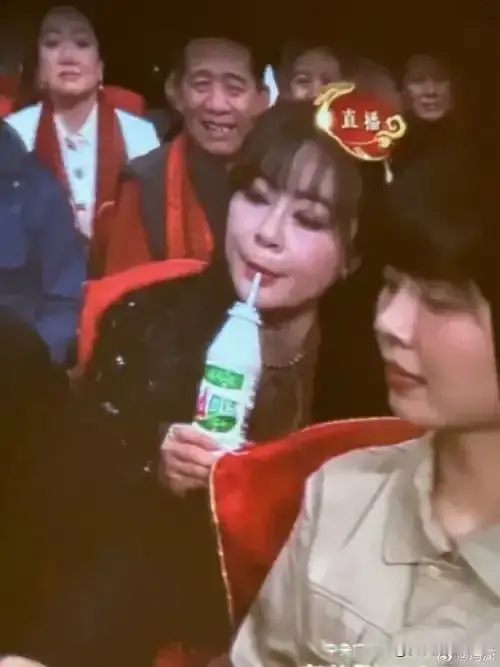 今年春晚刘谦表演魔术的时候，我一下就注意到他身旁的小姐姐了！她的五官特...