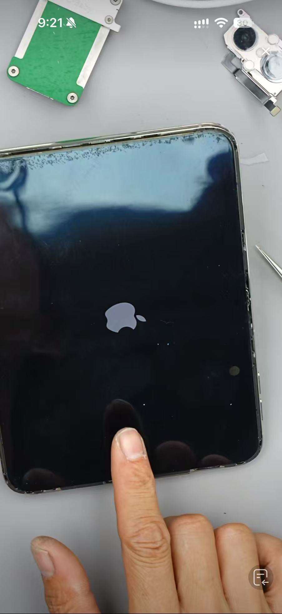 拆机博主撕掉了iPhone Duo的磨砂膜，指标变成了高清屏幕，清晰度和亮度都好了很多。原装的磨砂膜有点脆，怀疑可以能是UTG玻璃材质，我猜后期有保护膜首次出高清贴膜，并提供撕原装膜贴高清UTG膜的服务。 ​