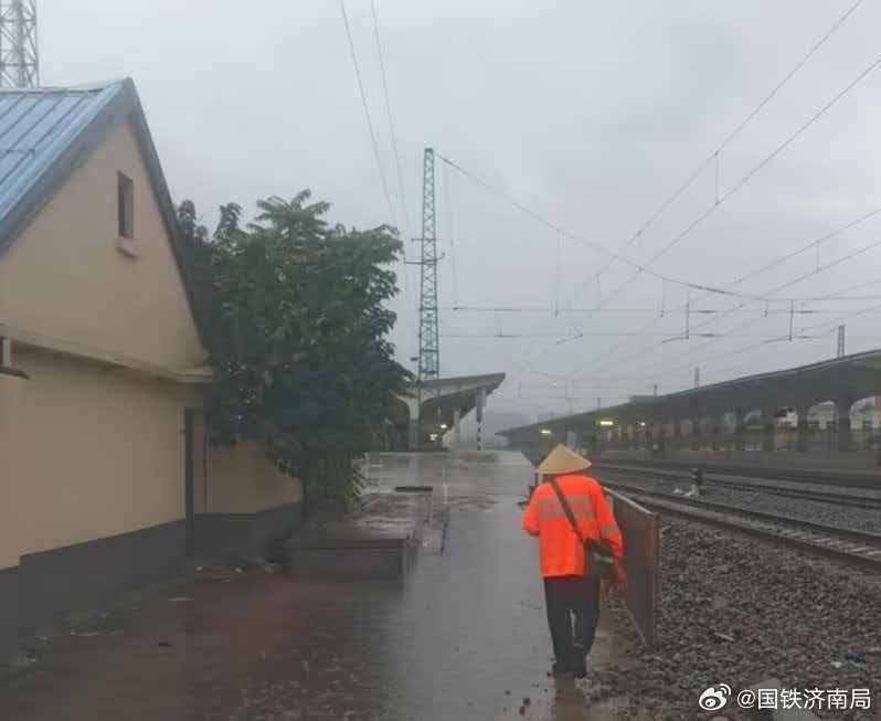 #济铁一线##济南铁路温馨伴行# 10月17日，鲁西南迎来强降雨，沙沟站降雨量最高达85.2毫米！面对雨情，兖州工务段第一时间启动应急响应。干部职工化身风雨逆行者，身披亮眼黄马甲奔赴现场，冒雨徒步巡检线路设备，仔细查看桥涵积水、边坡情况，及时疏通排水设施，不放过任何一处风险点。风雨不停，值守 ​