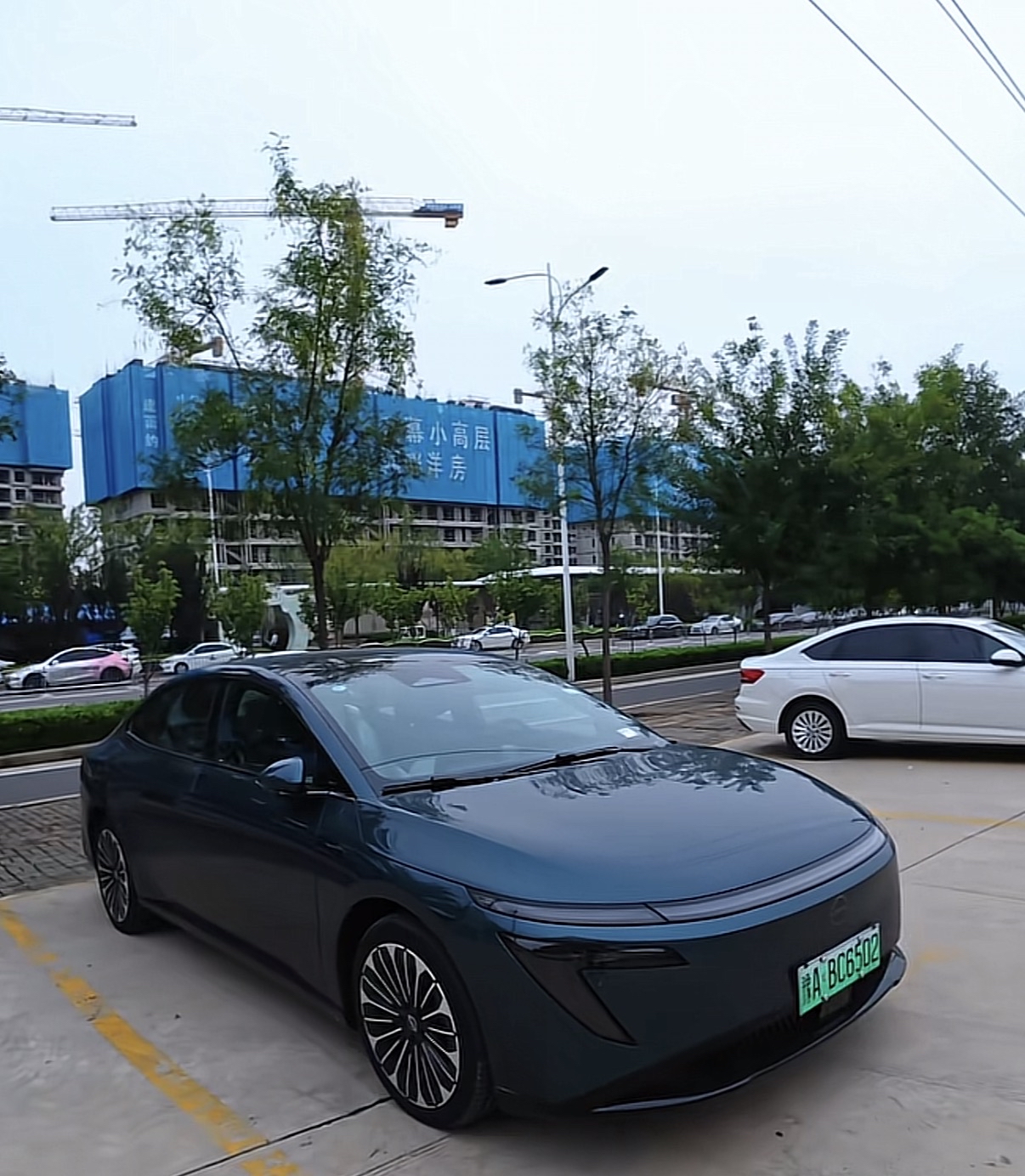 日产N7买了一年，聊聊这台车的感受吧。

我觉得是“预期之内的好”，电耗不高，高速实际跑400公里+。

说实话，这种续航我也很满意了，因为我实在不经常跑长途，市区纯溜达。

主要是，座椅太舒服了，日产设计的座椅，真的对腰痛的人不要太友好了。

至于科技感，我是觉得“没有不舒服，就是最舒服”，APP