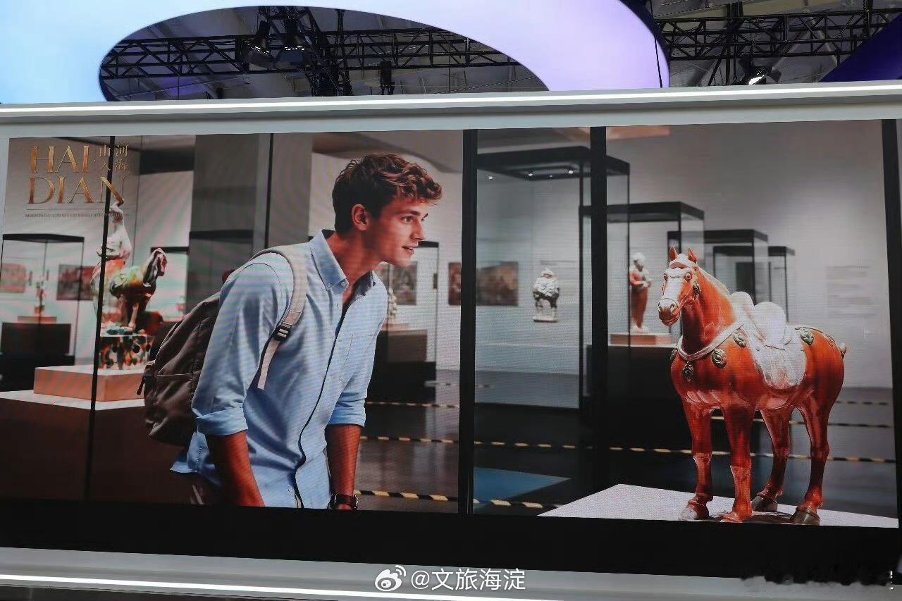 【现场直击！在服贸会海淀展区，AI带你穿越千年文脉[相爱]】9月9日—13日，该展区以“AI海淀·文脉新生”为主题亮相首钢园7号馆。展区面积206平方米，系统展示“AI+文化”领域融合创新成果，让千年文脉在数字时代焕发崭新生机。展区共设数字沉浸、海淀文旅集团、海淀区“人工智能+文化”生态服务站、人 ​
