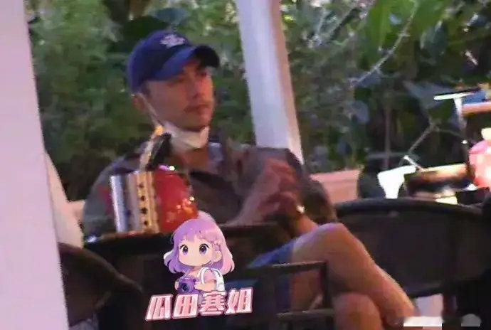 42岁叶祖新见家长！穿搭随意表情紧张，网友都说女友正脸好像前女友蒋欣 ​