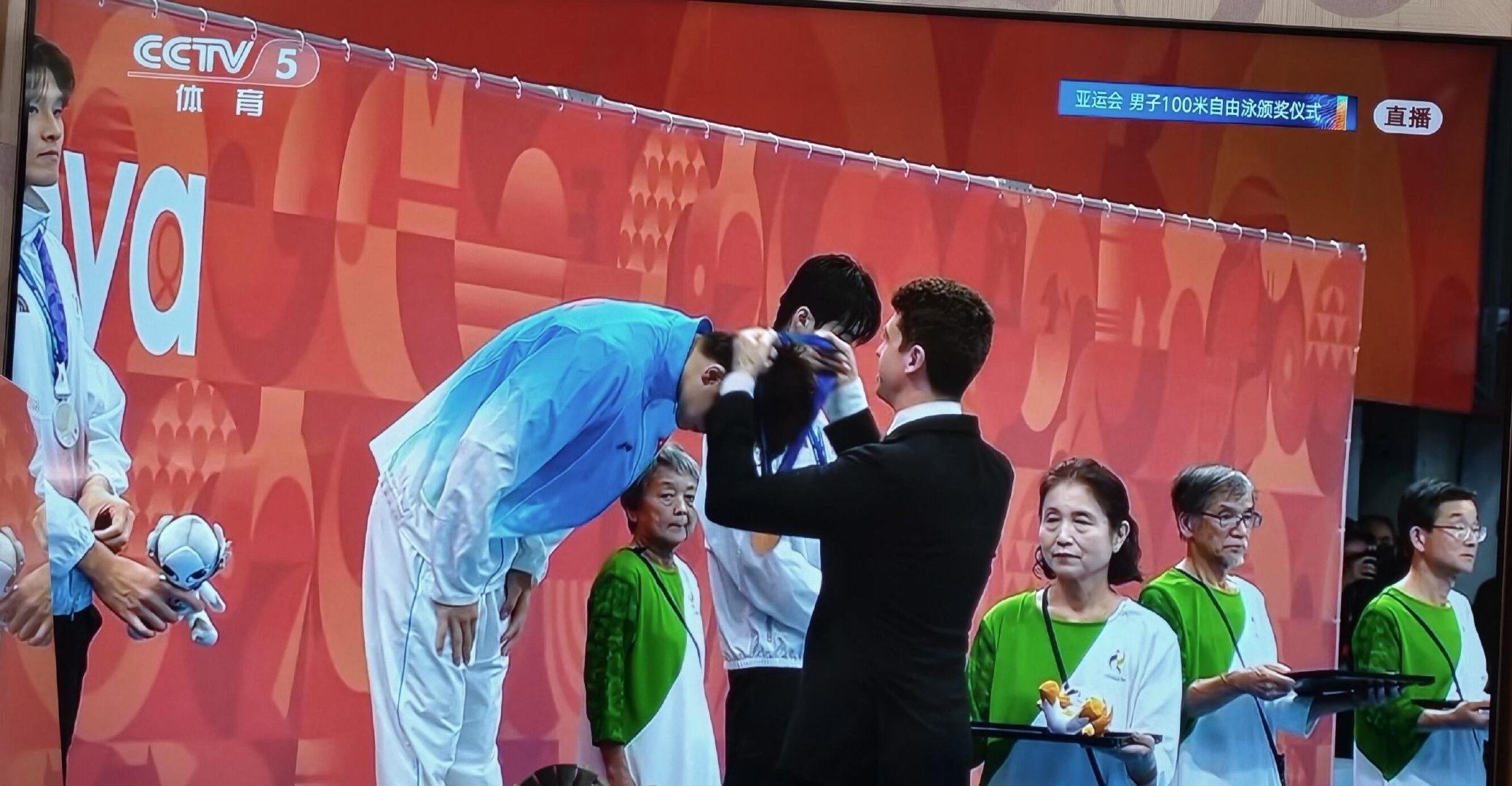 #亚运会礼仪组好多老年人#/#亚运颁奖志愿者年龄跨度好大# 当奶奶级志愿者把奖牌端端正正递到运动员面前，镜头定格的不只是礼仪动作，也是一种跨代际的城市服务力。 #亚运会##亚运会[超话]# ​