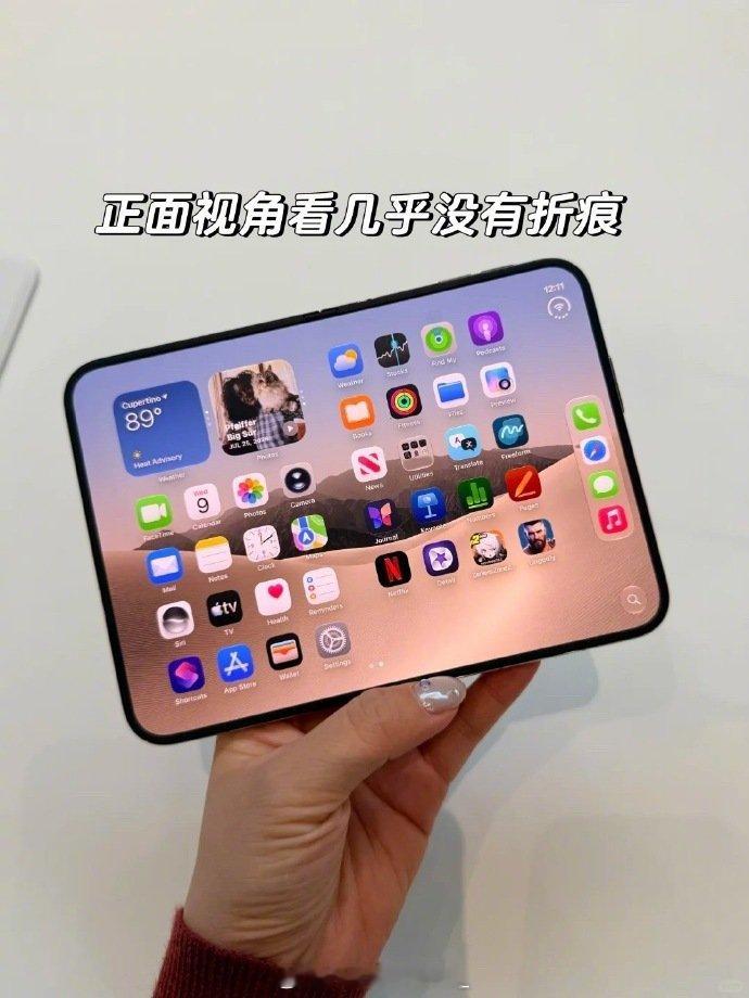 #时尚[超话]# 【业内人士：#iPhoneDuo维修费8000#】近日，影视飓风创始人Tim在体验苹果首款折叠屏iPhone Duo时因“反向掰机身”导致外屏闪屏，引发热议。 ​