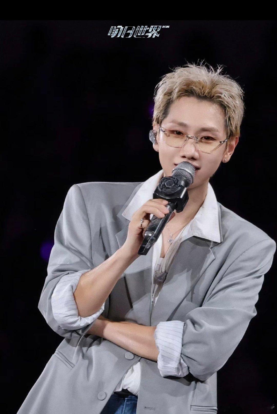 #汪苏泷[超话]##汪苏泷明日世界巡回演唱会##汪苏泷又出神图了# 
哥哥  你的眼睛里有星星
​