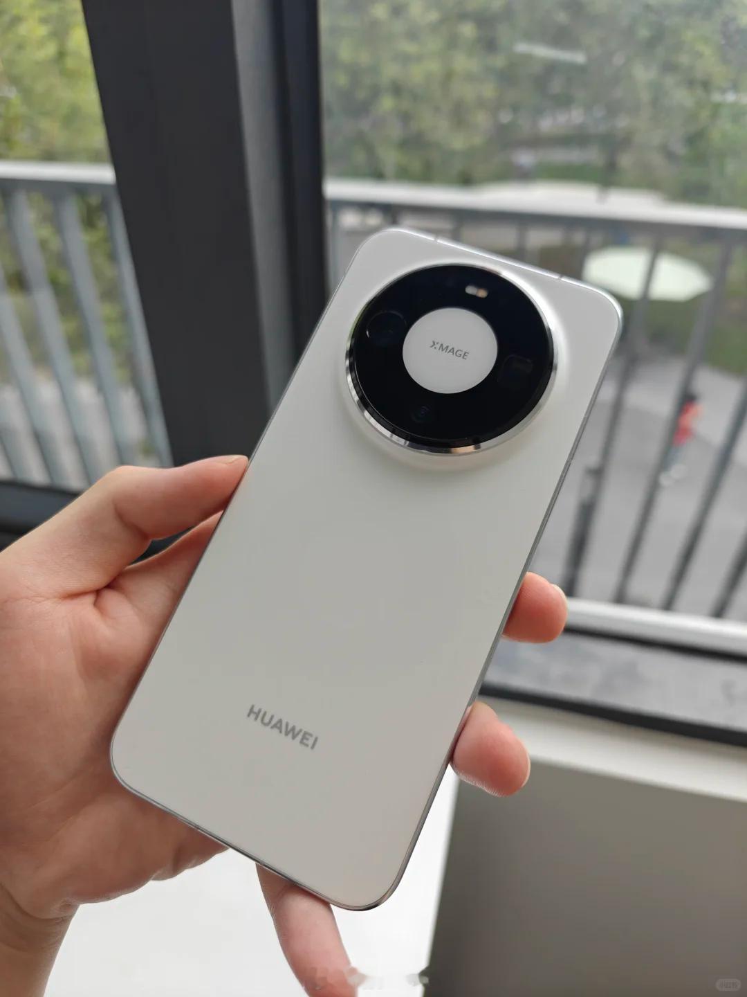 华为Mate80Pro 用了大半年，讲点实在的

我这台 Mate80Pro 已经升级鸿蒙 7 了，沉浸光感很不错，很有质感，流畅度还是在线，玩游戏虽不能和其他旗舰比但玩点王者是 OK 的。
 
拍照不错，二代红枫的色彩准确，有不少滤镜可以自己调，长焦不是 ProMax的双长焦，望远能力是差一点，但是够用的。
 
小艺 AI ​