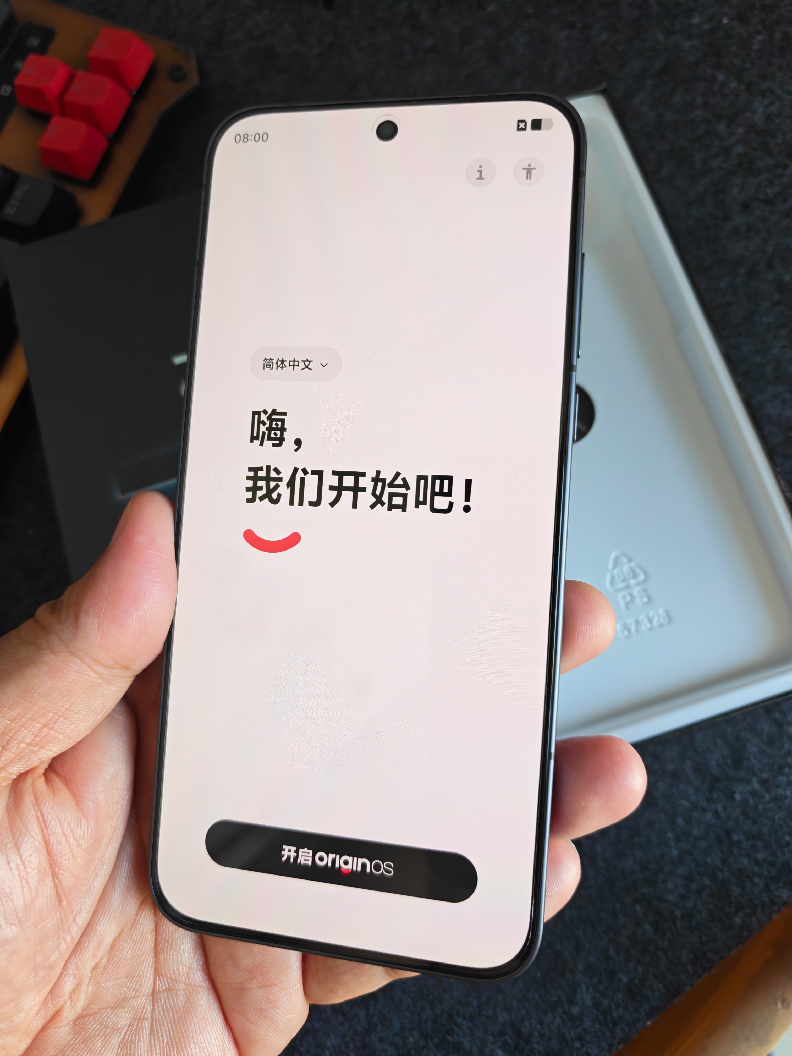 iQOO Neo11至尊版疾影黑到手，先发一下开箱照，一改Neo传统竖排镜头，换成横置模组，横握打游戏不顶手，让人眼前一亮。哑光后盖不容易沾指纹，手感顺滑，低调不浮夸，兼顾日常和电竞。#iQOO Neo11 至尊版#

主打2K护眼直屏+9100mAh大电池，天玑9500性能值得期待，后面我会测下屏幕、续航和游戏表现，大 ​