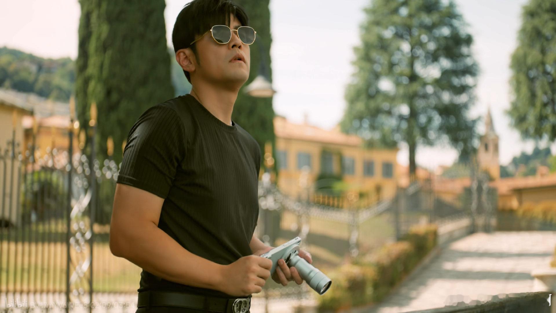 昨天问了下 vivo 的朋友…周杰伦是真的自己在用 vivo，而且 MV 拍下来了

看来是真的喜欢 vivo 手机[老师好] ​