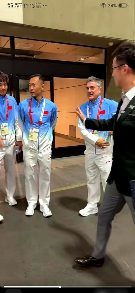 “你们随便踢，咱们肯定赢。”点球大战前，李昊丢下这句话。

对手玩盘外招，把记有罚球习惯的水瓶扔上看台。李昊眼皮没抬，只跟队友交底：“放心打，有我。”随后关键一扑，铜牌入账。

像大马丁、杜德克扑点球，是靠扔球跳舞向外施压。李昊不搞对手，专稳自己人。主帅安东尼奥上央视时一语道破：“更衣室里，谁说话算