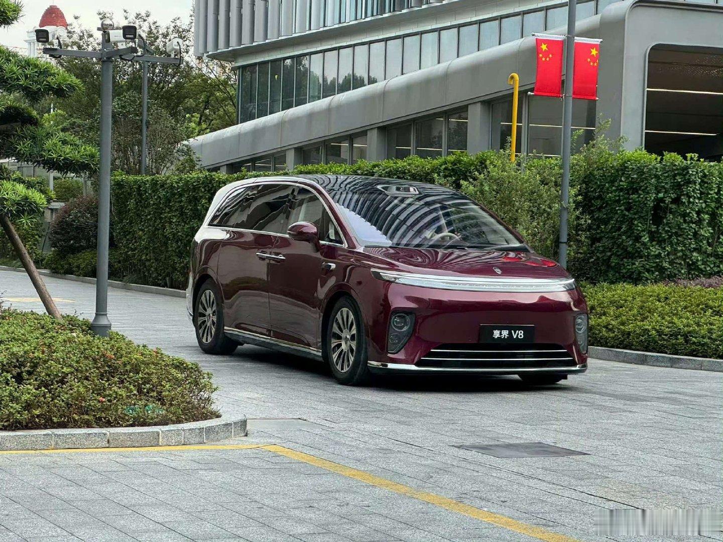 享界V8实车很好看，除了这两个颜色
我觉得黑武士那个也特别帅
#享界v8# ​