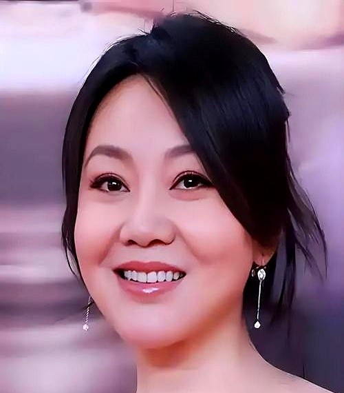 倪妮把大龄单身女青年的底裤揭开了。

她在节目里直接交底，根本不是公司拦着不让谈，纯粹就是没碰上对眼的。择偶标准听着简单，只要对她好、对父母好就行。

但现实太骨感。天天扎在剧组连轴转，一睁眼就是通告表，身边除了同事就是机器。这种高强度的连轴转，连睡个饱觉都是奢侈，上哪去认识能交心的活人？

说白了
