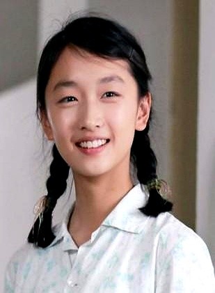 有人拿周冬雨跟巩俐比长相，觉得她太平凡，但镜头偏偏爱死这张脸。

当年山楂树之恋的大银幕上，她扎着俩麻花辫一咧嘴，眼角眉梢全在说话。没有大双眼皮高鼻梁，却硬生生演活了那股子清纯又带点小妩媚的劲儿。

平时看着就是个邻家丫头，素面朝天扔进人堆里找不着。可只要一上妆，往监视器前一站，那种浑然天成的松弛感