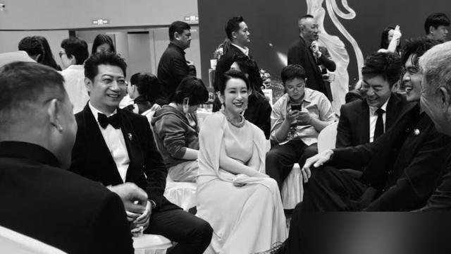 张若昀在飞天奖翘着二郎腿，全网炸了。
有人骂他没规矩，坐没坐相。可镜头扫过去，旁边老戏骨正襟危坐，他二郎腿翘得那叫一个稳。
再看他手里攥着什么？《天工之城》刚官宣，角色标签“以木入道，识人心”。前脚湾区升明月压轴，后脚又接了“三峡光合青年影像周”推广大使。
别人上个晚会都要挤破头，他挑着去。
