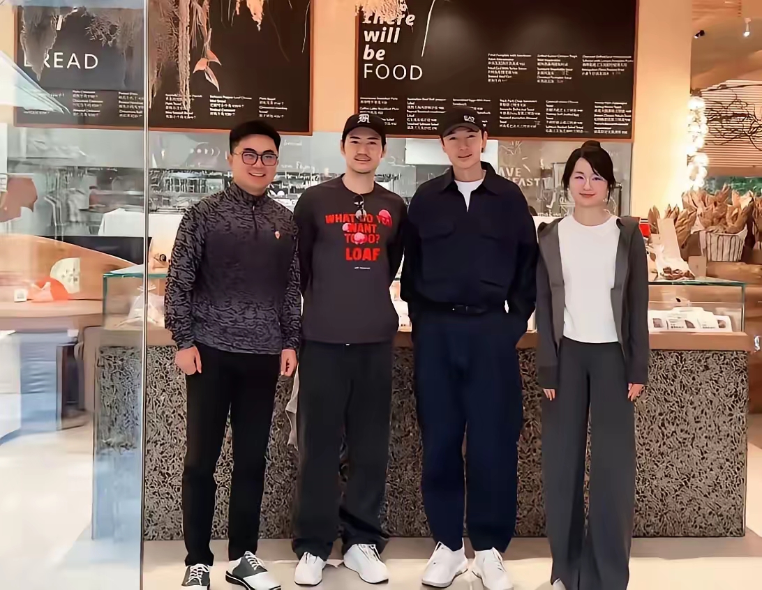 44岁胡歌现身武汉，特意去了袁弘和张歆艺开的面包店。他戴着黑色棒球帽，状态很放松，两人并肩合影，都笑得很开心。
他俩是上戏同班同学，还住过一间宿舍。2006年胡歌出车祸，袁弘停工一年陪在身边。这么多年过去了，兄弟开店，他专门来捧场，20年的交情，就这么简单实在。