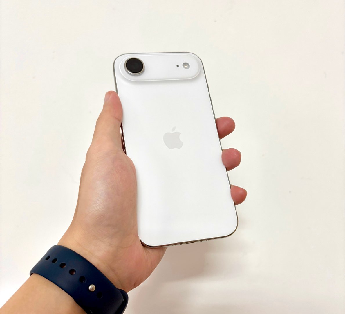 本来觉得我这 5099 入的 iPhone Air 都挺值得的了，现在再看看就觉得更值了

毕竟目前 iPhone17 Pro 都已经是老款了，而我的Air 还是最新款而且价格还涨了，这波不亏[捂嘴哭] ​