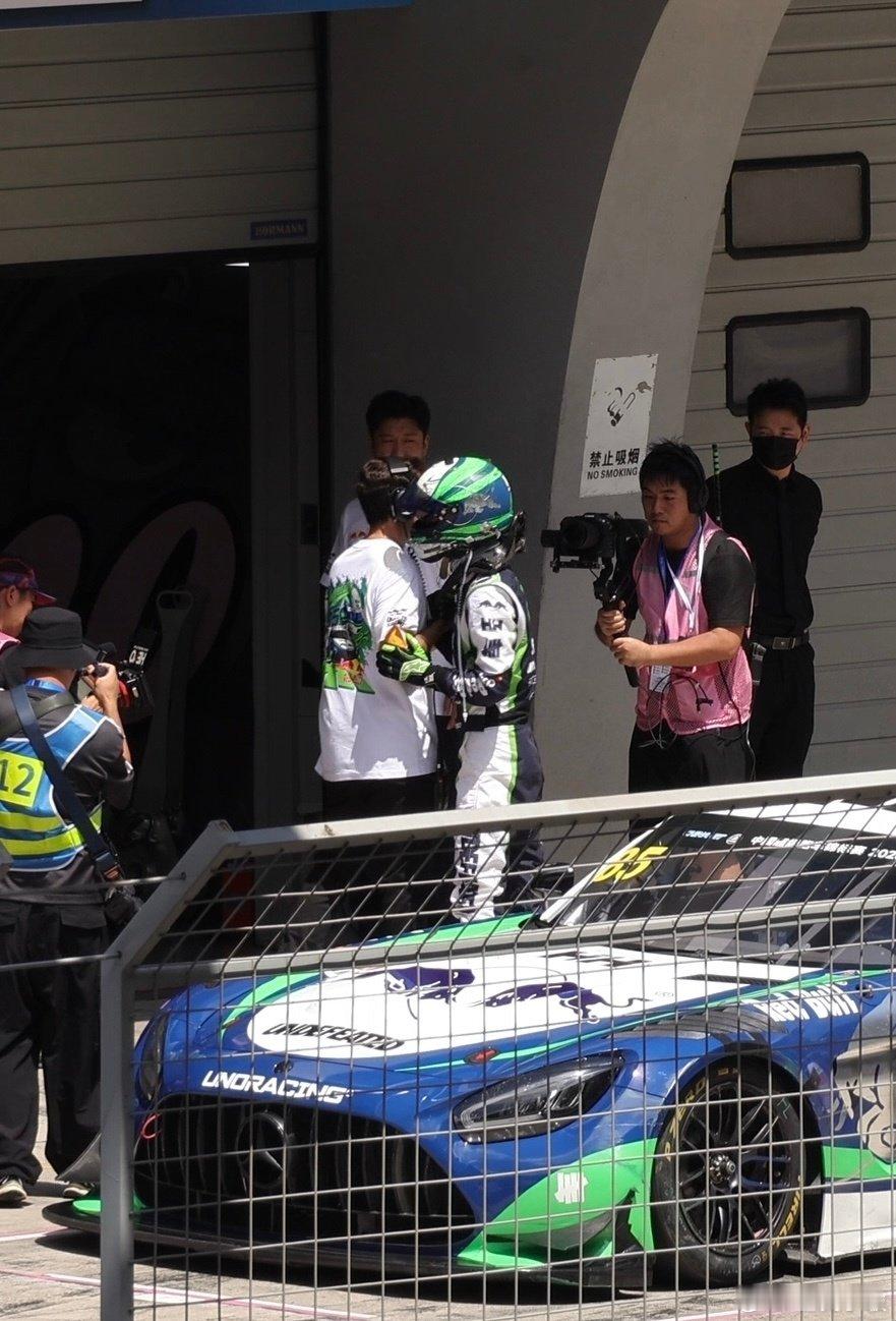 #恭喜王一博GT3am+组别正赛第一回合冠军#🏆
越来越多赛车参加了博哥依旧领奖！
还是太🐂了！
（9.5日是个好日子～晚霞好美🌇！！！）  ​