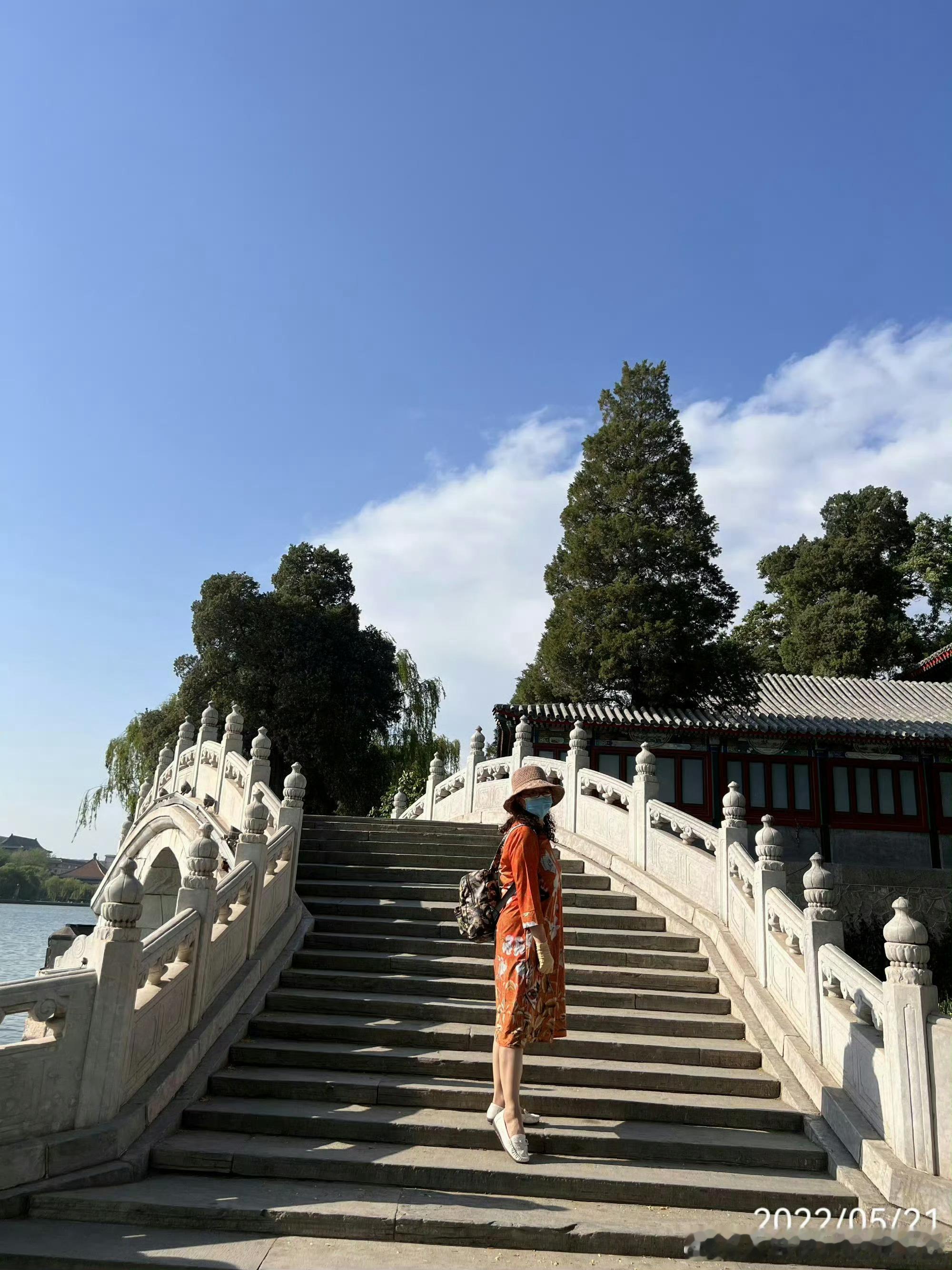 “聪明人常从万物中有所感悟，因为他所得到的才能本是从一切事物中汲取的精华。”

一个人越是优秀，就越懂得借用外力来走好自己的路，做到张弛有度，才能轻松前行。

和优秀的人一起，遇见更好的自己；和靠谱的人共事，做事踏实能安心；和懂你的人相处，不负韶华不负己。

人这一辈子，和什么样的人在 ​
