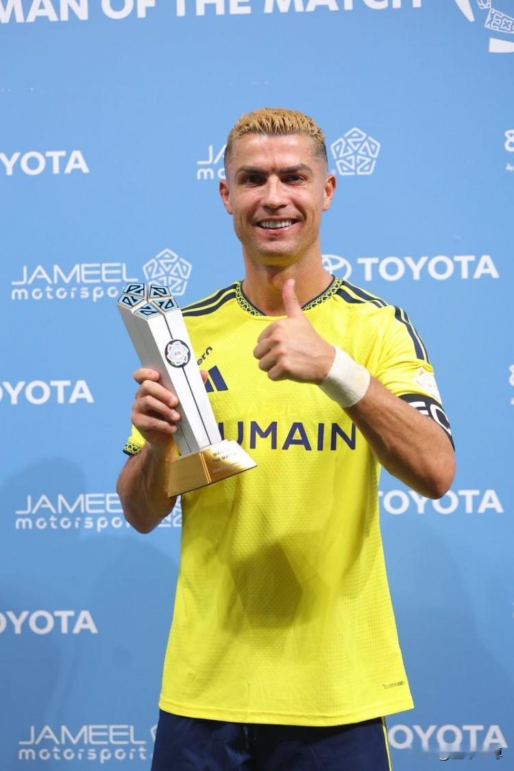 球王回来，C罗打进第979球当选全场最佳MVP！

在今天凌晨进行的沙特联第6轮比赛中，C罗天神下凡打进首开纪录的进球，帮助利雅得胜利在主场以2-1战胜艾卜哈，积分榜上追平利雅得新月排名第二。

C罗在这场比赛中踢出了梦回巅峰的表现，全场8次射门4次射正，两次过人1次成功，还有两次关键传球，表现相当