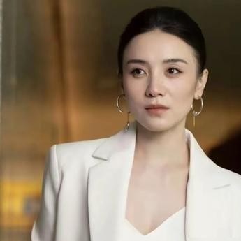 谁能想到刚拿了大满贯视后的宋佳，私底下居然是个闹钟响十遍都恨不得把头埋进枕头里的重度赖床狂魔。
黄磊之前就在节目里揭过她的底，没通告的时候，这姐们儿能跟床彻底焊在一起，怎么叫都起不来。
可镜头一开，她就像换了副皮囊。
当初拍《山花烂漫时》，她硬是把属于漂亮女演员的那层皮扒得干干净净。头发随意扎