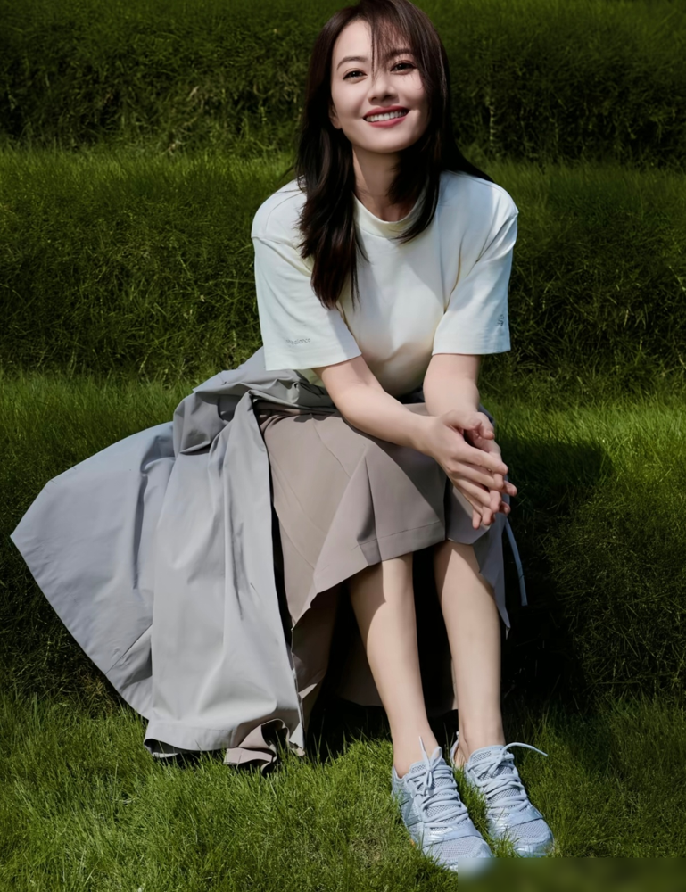 杜琪峰说，找遍全中国，高圆圆这样的美女不好找。这话他在戛纳看《青红》时就说了，十几年没改过口。拍《单身男女》，老爷子夸她细心善良，有规矩，戏里那点真情，全是真的。陈凯歌更狠，拍《搜索》亲自上手给她画红唇，硬把一个温吞美人，捏成带距离感的冷面白领。
外界都说她靠脸吃饭。可你看，大导演夸她，从没提过漂