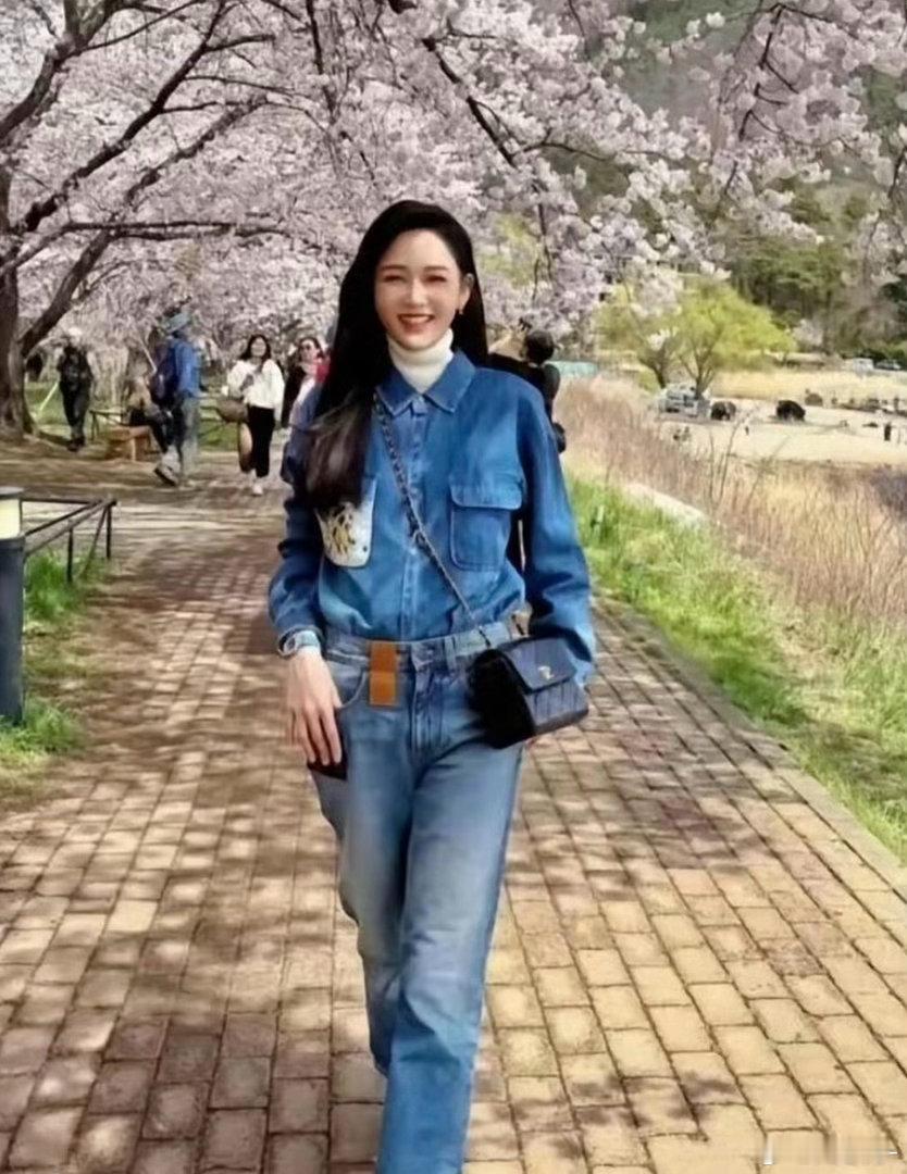 陈乔恩都快五十了，看着年轻是年轻啊，唯一遗憾的就是没生孩子。 ​