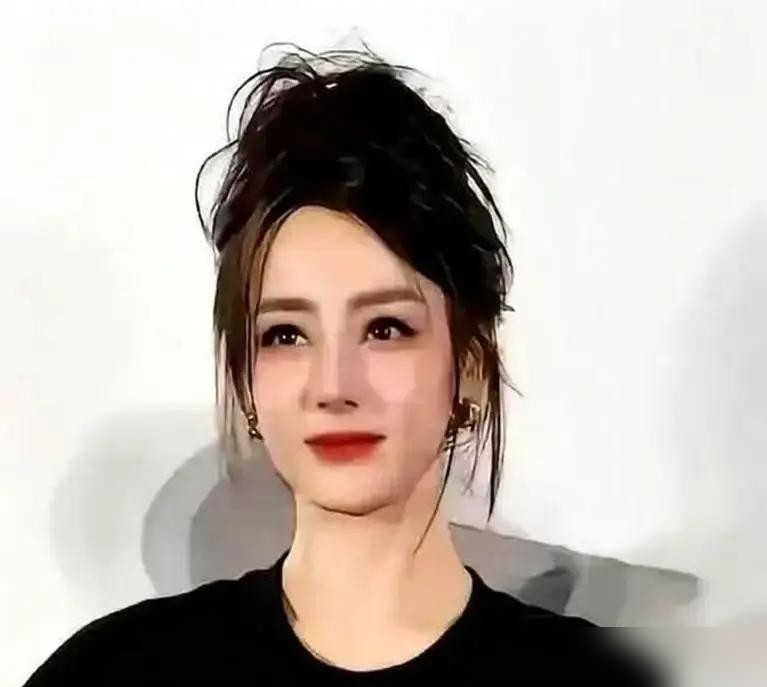 刘嘉玲问张小斐，票房炸了以后周星驰有没有单独请你吃大餐？这问题换个脑子慢的，当场就得掉坑里。张小斐没接，笑着说星爷在片场请全组喝奶茶、吃宵夜，功劳是大家的。一句话，把特殊待遇拆了，把团队抬上来了。周星驰在旁边顺势接话，聊起续集目标，场面一点没冷。你看，这就是混圈子的道行。别人挖坑你不跳，还能顺手给所