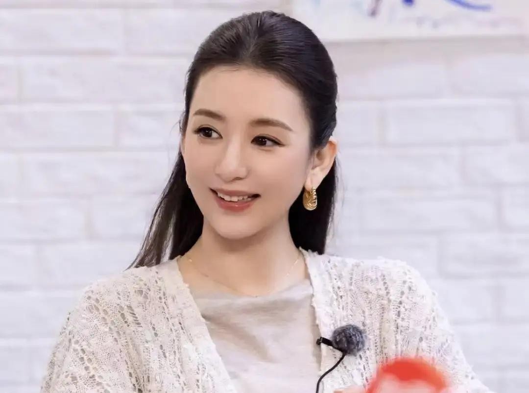 看到方媛39岁已经生了三个女儿，很多人羡慕她嫁给了郭富城，住香港豪宅，我倒觉得这些都是虚的

真正让人羡慕的，是她这个年纪，已经有了三个“小棉袄”，而且她还年轻，这才是最实在的福气

你想想看，以后女儿们都长大了，可以一起逛街喝下午茶，说说体己话，那不就是最好的闺蜜吗，还是三个

这要是换成三个儿子