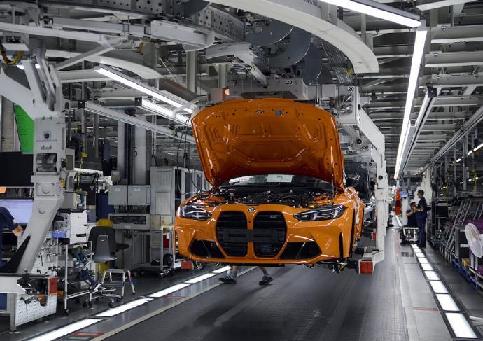 M Power新征程

第100万辆BMW M车型已经正式在慕尼黑工厂下线！

是一台采用 BMW Individual 定制化涂装的烈焰橙色 (Fire Orange III) M3 G80 雷霆版。

M 已经走过了 54 年时光，40 多年前，第一台 M3 也是在慕尼黑工厂下线。而现在，慕尼黑工厂正在经历着最大规模的转型期，从 27 年开始，它将只负责 ​