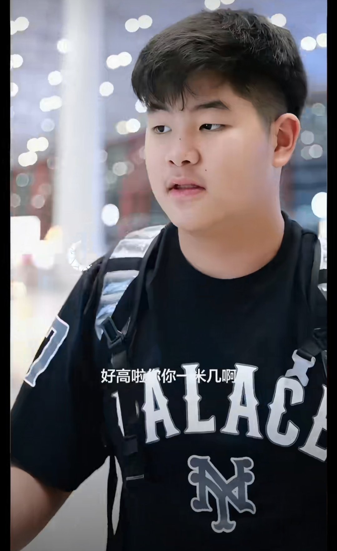 沙溢胡可的小儿子小鱼儿近日被证实12岁身高已达180cm，一家四口现身机场送兄弟俩赴英国读书的画面引发热议。  一、身高确认：12岁180cm- 本人证实：在机场视频中，小鱼儿亲口回应自己12岁、身高