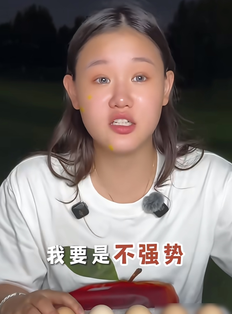 在直播里被骂太强势，张家齐眼皮都没抬一下，回了一句：我要是不强势，就不会是奥运冠军。
4岁练跳水，6岁离家长住队里。12岁进国家队后，亲妈几乎没再来看过她。十几年母女相处，加起来不到一个月。
发育期控体重，一天只吃一顿，饿急了嚼两口再吐掉。
13岁拿全运会金牌，81万奖金全进母亲账户。三条银行