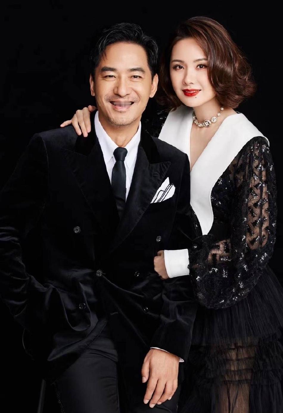 郭晓东是永远不会离婚的
原因很简单
不是他和老婆财产纠葛太深，也不是舍不得儿子，而是他老婆为郭晓东放弃了太多

他老婆程莉莎出身湖北武汉，是家中的独生女，父亲是高校教师，母亲是文艺系统职工，属于城市中产知识分子家庭，家境优渥富足

和郭晓东谈恋爱之前，她已经从上戏毕业，直接进入北京人民艺术剧院（人艺