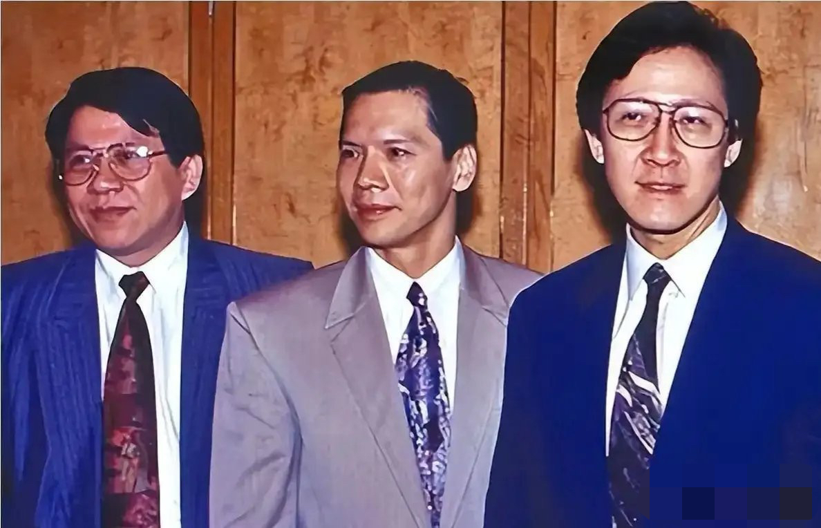向话胜和向华强是同父异母的兄弟，向华胜在家里排行最小，向华强小时候和母亲在家里不受待见，和母亲过的很苦，而向华胜经常把自己舍不得花的零花钱给向华强，二人从小就关系很好；长大后合伙创立了永盛电影公司，向华胜主内，向华强主外，二人从来没有因为钱红过脸，永盛公司是唯一能和邵氏、嘉禾相抗衡的电影公司，拍出了