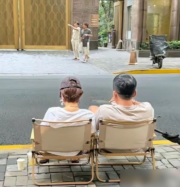 50岁的马伊琍，穿着拖鞋坐马路牙子上，跟一男的挨着啃鸭脖。照片糊得亲妈都认不出，但那股松弛劲儿骗不了人。没躲镜头，没戴口罩，就那么大咧咧地笑。
当年周一见闹得满城风雨，她一句且行且珍惜硬扛了五年。后来离了，全网等她颓，结果人家转头拍了《繁花》《我的阿勒泰》，一部比一部硬。反观文章，开个豪车都被群嘲