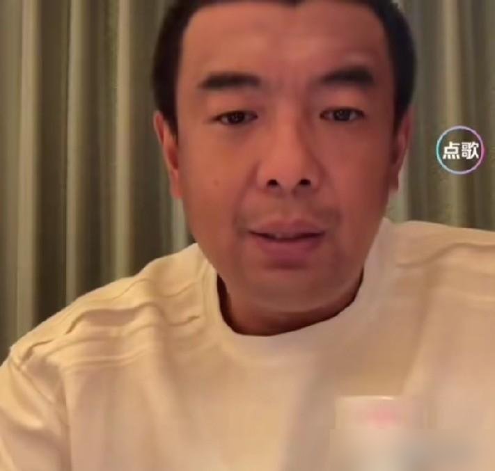 韦世豪又吃红牌了，无球状态直接肘击对手，59分钟被罚下。徐亮直播里原话：他永远不会把团队利益放主体，永远不会。就较劲较了一整场，情绪管理是职业生涯最大短板。
有意思的是，这已经不是徐亮第一次开炮了。之前聊青训，他说教练班没门槛，谁都能上，还拿大连柳忠云举例，二十年默默耕耘培养国脚。网友立马翻旧账，