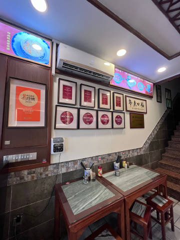 打卡一家广州东山口西关美食，连续四年米其林！<br />点了净云吞，牛...