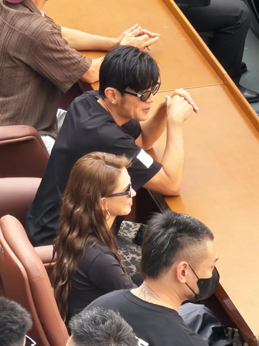 周杰伦、昆凌现身上海劳力士大师赛看台，现场观看张之臻的比赛✨
这场赛事人气超高，现场上座率很不错，国乒名将许昕也到场观赛。
哪怕想低调，周杰伦夫妇还是一眼被大家注意到。昆凌状态太绝，人群里格外亮眼，五官立体精致，这么多年颜值依旧在线，非常上镜，不愧是天王嫂。
文体大咖齐聚看台，现场 ​