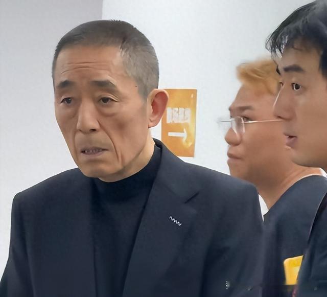 张艺谋张纪中：看似不同，为何都停不下来
 
2026年，76岁的张艺谋和75岁的张纪中，一个站在国际电影节，一个蹲在直播间，表面路子完全不一样，仔细一看，却走上了同一条路——明明可以退休享福，偏偏怎么都停不下来。 
前不久，张艺谋出任釜山电影节评委会主席，现场露面时不少网友心疼：握着话筒手会抖，下台