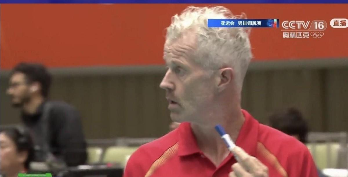 中国男排0:3被巴基斯坦横扫，三局全没上20分，这已经不是实力差距能解释的了。张哲嘉作为老将拼到最后一刻，张景胤也是带着伤提前归队，结果全成了徒劳。输给巴基斯坦，搁以前谁敢想？我看根子不在技术，在于这支队伍从心态到拼劲都散了架，场上没人能站出来稳住局面，越打越慌，越慌越乱。技术可以练，但心气没了，神