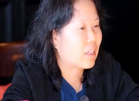 奥运冠军张家齐独居上海半年，亲妈借着录节目才知道她住址，本以为是母女团聚，当晚却直接被女儿送去住酒店
 

面对妈妈委屈追问“我到底哪招你反感”，这姑娘一点没客套，嫌母亲太啰嗦，更说出一句扎心话：自己不是爸妈养大的，是跳水队养大的
 

有人指责她冷漠不懂感恩，可这真怪不得孩子。六岁离家住校，十几年