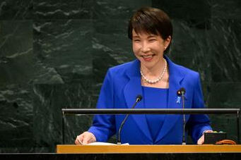 联大上演荒诞一幕！高市早苗要删“敌国条款”，日本在给中美日博弈加码!
 
联合国大会上，日本首相高市早苗的发言真的让人大跌眼镜，堪称当面演戏、自欺欺人。
 
她在台上反复标榜日本是和平国家，坚守专守防卫、推动无核世界，转头就公然要求删除联合国宪章里的敌国条款，还想争取更多联合国安理会席位。
 
很多