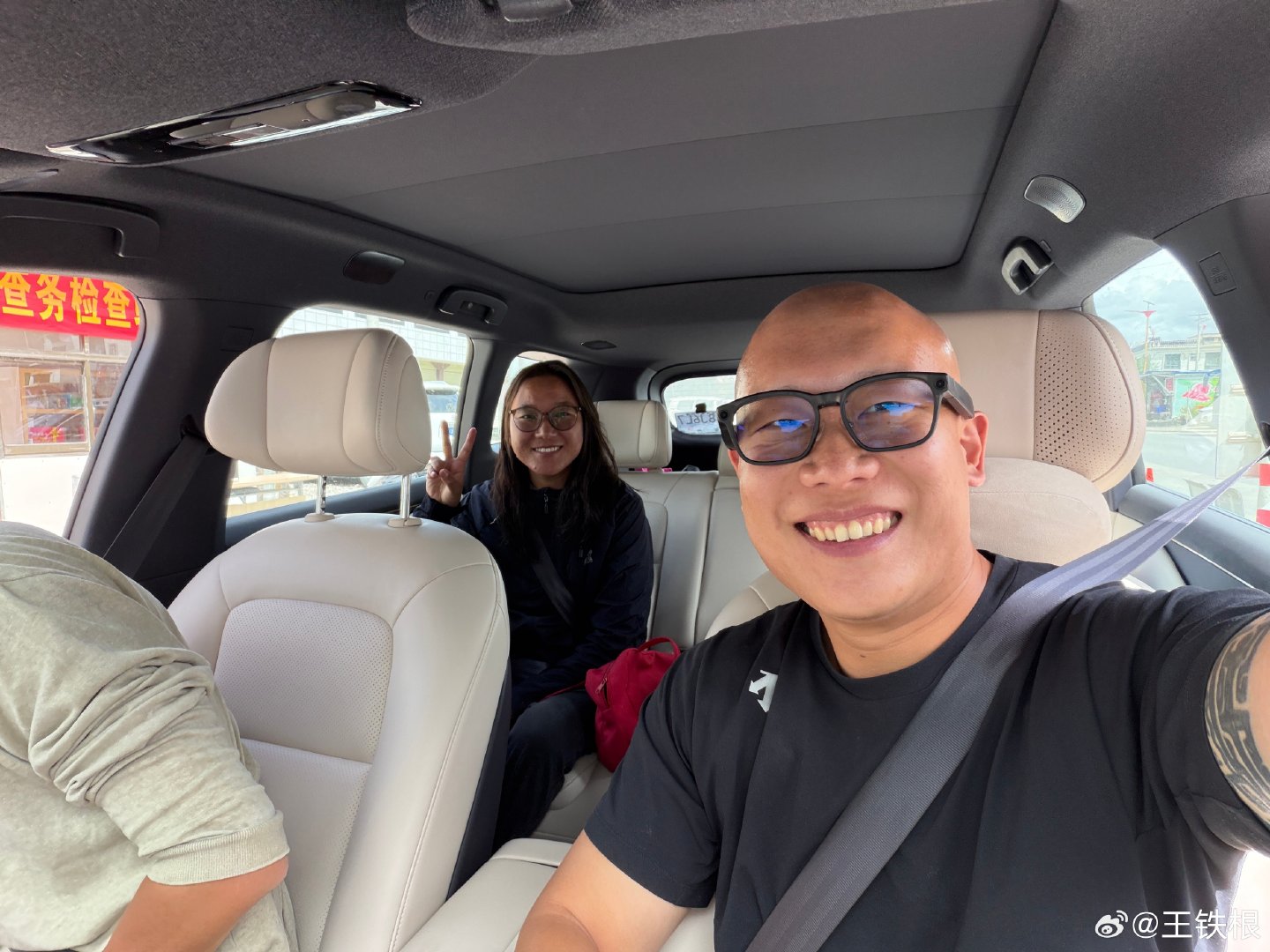 遇到少数民族妹妹招手拦车，我们停车载她一程。这个妹妹是一位党员，彬彬有礼，她的父亲向我们连连道谢！

我向妹妹介绍说，日产NX8这款车的后排你就坐吧，最舒服的大沙发！妹妹表示同意。可惜，不太顺路，只送了一小段。

以后大家看到有人拦车，能帮就帮！ ​