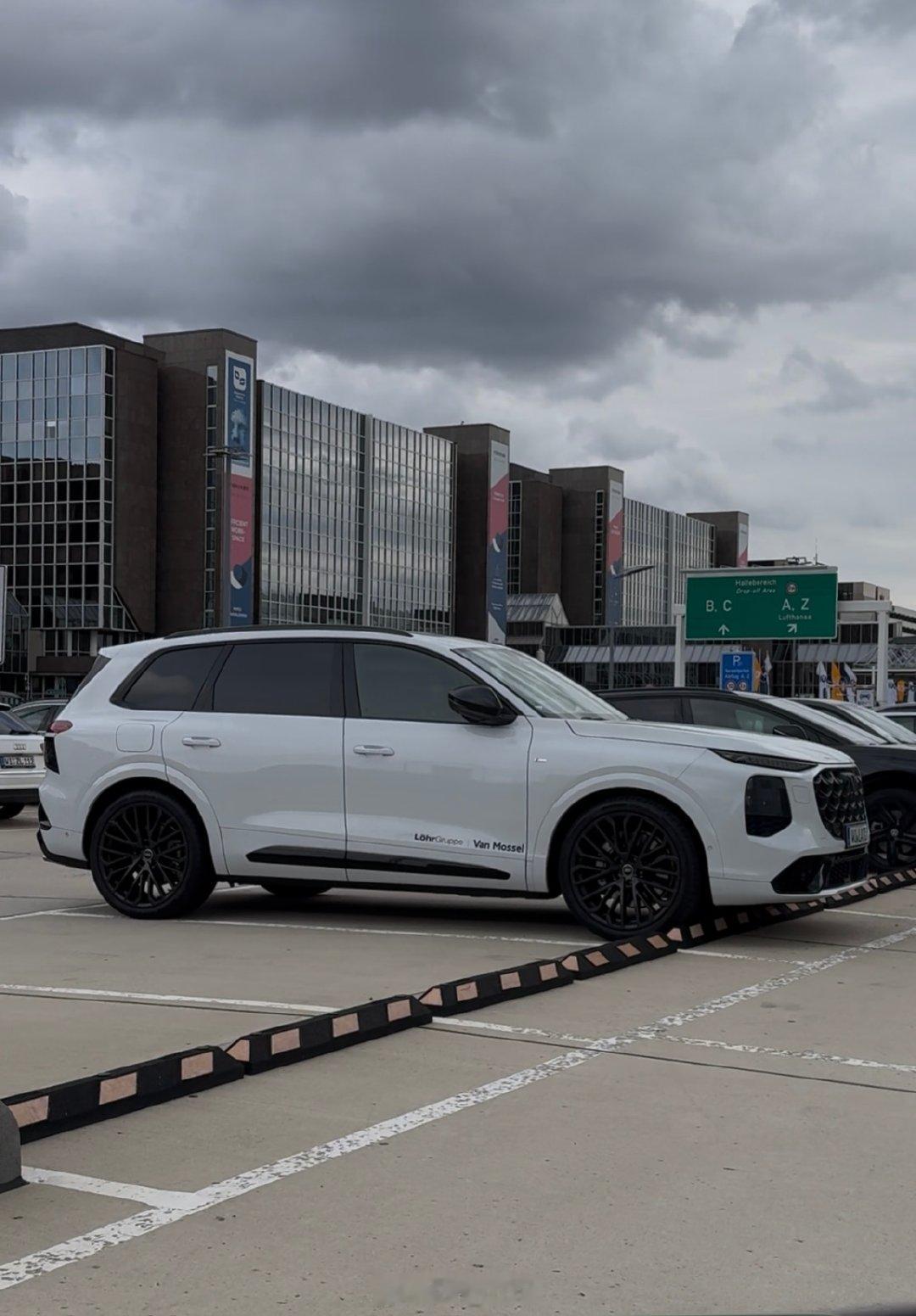 德国还是太权威了，一落地就是大新车。
全新奥迪Q7

#奥迪##德系车##奥迪q7#  ​