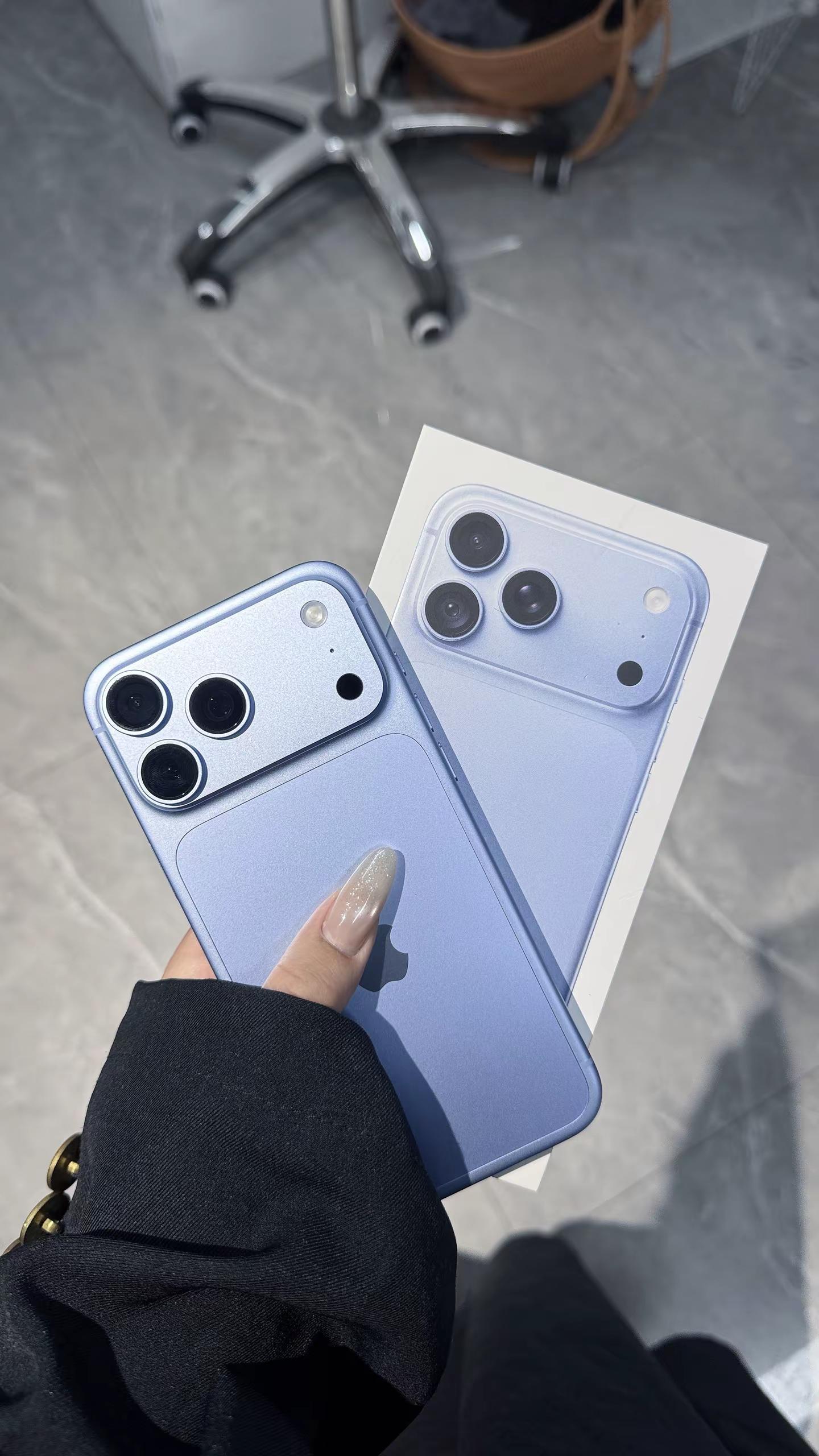 今天拿到了iPhone18 Pro Max 非常符合我18岁的年纪：年轻 虚荣 骄傲又装