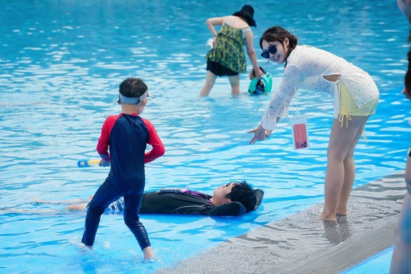 尚界·盛夏追风录🌊
鸿蒙智行车主夏日水乐园派对圆满收官💦
把快乐装进后备箱，解锁沿途所有美好
玩水、嬉闹、好友相聚，夏日的快乐直接拉满☀️
因车相识，赴一场热烈的夏日之约
一路同行，尚界相伴每一段盛夏旅途🚗
	
#尚界 #鸿蒙智行 #车主活动 #夏日玩水 #车友聚会#尚界Z7 #尚界Z7T