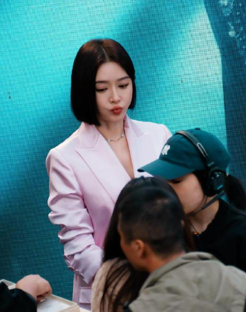 44岁秦岚黑丝造型引爆热搜！紧身短裙搭配性感黑丝，勾勒出逆天长腿和窈窕...