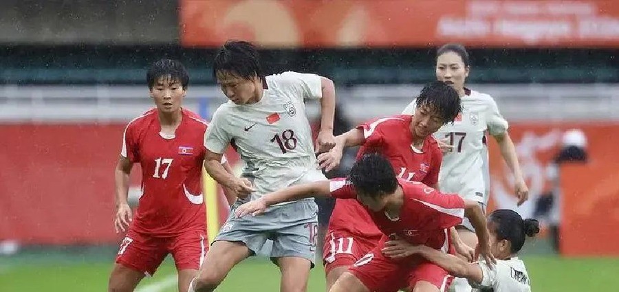 中国女足0比2朝鲜连续两届无缘亚运决赛，全场仅1射正+乌龙送礼，10月2日铜牌战对阵日韩负者，新周期赶考路还能走多远
开场仅3分钟，朝鲜队射门击中横梁。第53分钟，姚伟头球解围不慎自摆乌龙。第78分钟，角球二次进攻，明有正禁区扫射锁定2比0。
全场5次射门仅1次射正，控球率只有41%，对手是10次射