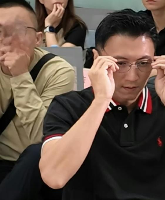 谢霆锋，引发热议！

8月31日晚，谢霆锋结束太原演唱会的舞台表演后，全程没有片刻休闲休整，彻底打破了网友对艺人巡演结束后放松休整的固有印象。

当晚演唱会落幕的欢呼声还未彻底消散，他就立刻收拾行装，马不停蹄开启下一段工作行程，连夜从太原奔赴青岛，只为出席海尔品牌的商务会议。

这一波无缝衔接的高强
