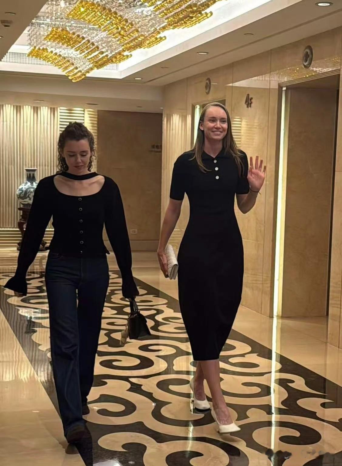 宁波网球公开赛，最让人惊艳的还要数莱巴金娜姐妹的一起现身晚宴！

照片中莱巴金娜和姐姐都穿着黑色礼服，非常高挑也很有气质！

网友们纷纷热议:

莱巴金娜真的很美，姐妹俩一起团聚真的很棒！
有姐姐陪伴，莱巴金娜看起来很开心！

另外莱巴金娜在宁波网球公开赛新闻发布会也表示自己在宁波有着美好记忆，希望